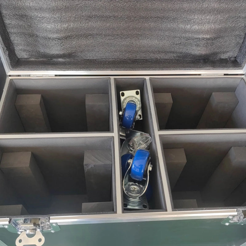 Flight case pour 4 lyres 7 x 40 W – détail des compartiments et des roulettes