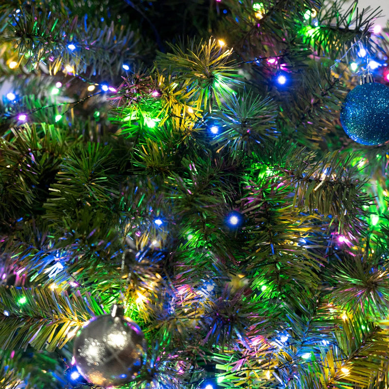 Guirlande lumineuse en grappes – grappes multicolores dans les branches d'un sapin