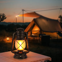 Lanterne LED rétro rechargeable – lanterne bronze devant une tente de camping