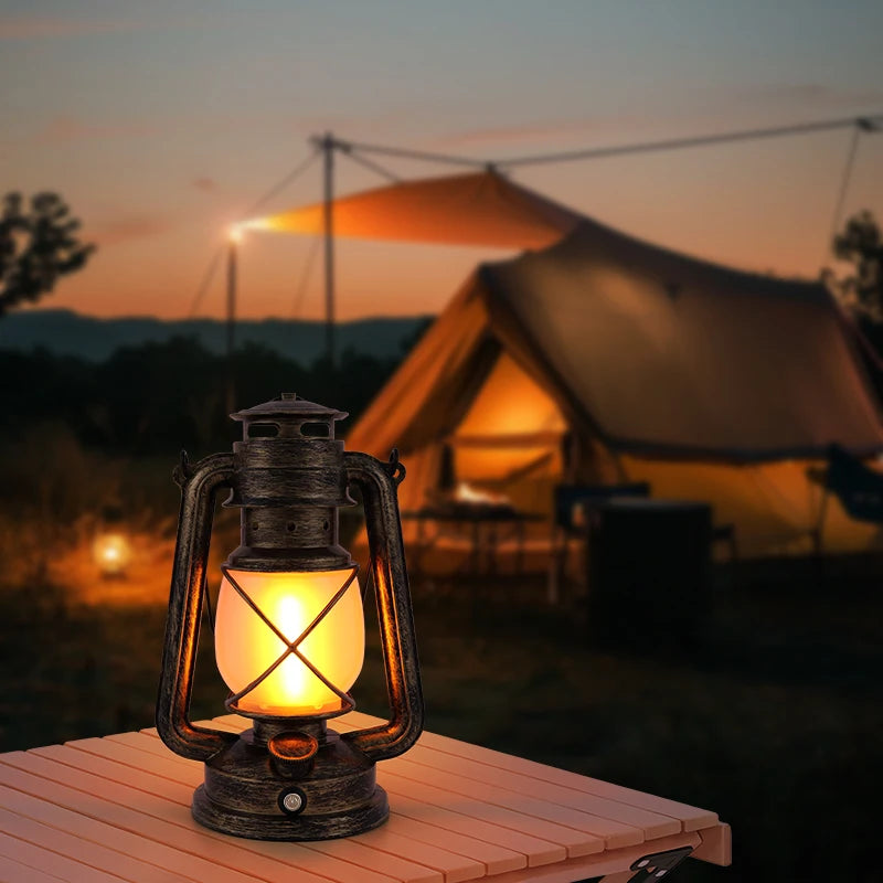 Lanterne LED rétro rechargeable – lanterne bronze devant une tente de camping