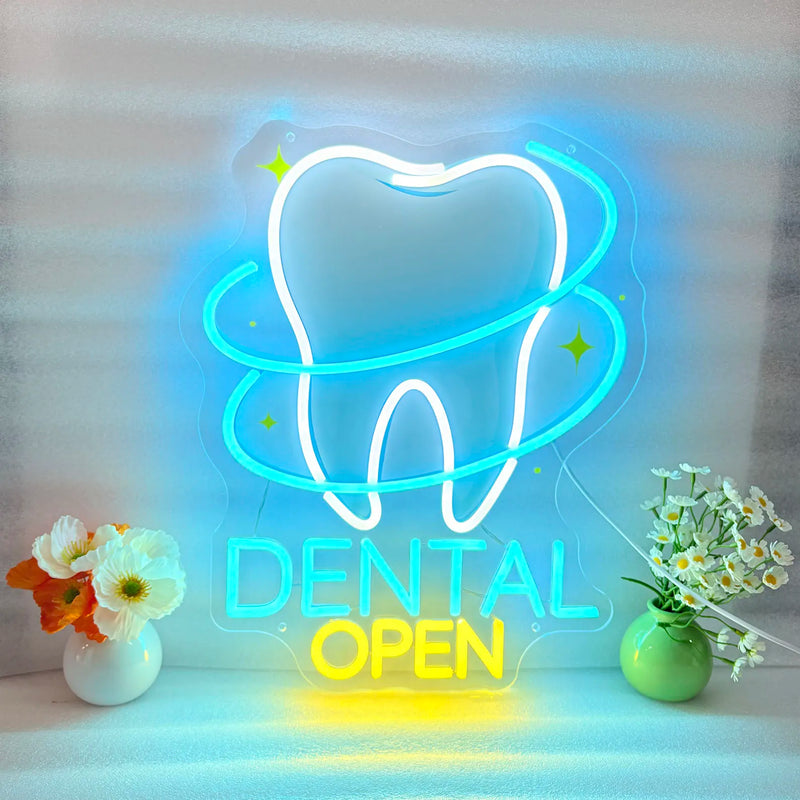 Enseigne néon dentiste DENTAL OPEN – sur un mur clair avec des vases de fleurs, vue de face