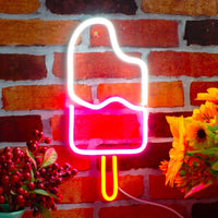 Néon LED glace esquimau – modèle blanc et rose sur un mur de brique