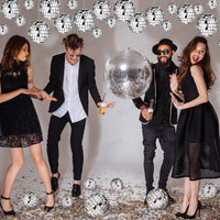 Boule à facettes argentée déco – invités en soirée autour d'une grande boule miroir