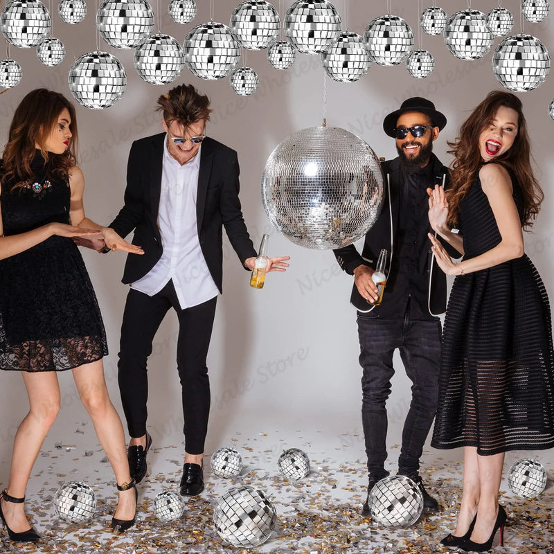 Boule à facettes argentée déco – invités en soirée autour d'une grande boule miroir