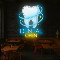 Enseigne néon dentiste DENTAL OPEN – au mur d'une salle à tables en bois