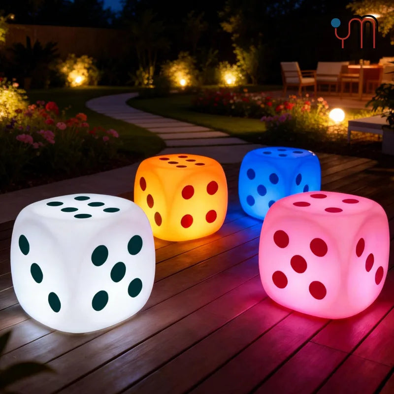 Tabouret lumineux LED en forme de dé – dés lumineux blanc, orange, bleu et rose sur une terrasse en bois