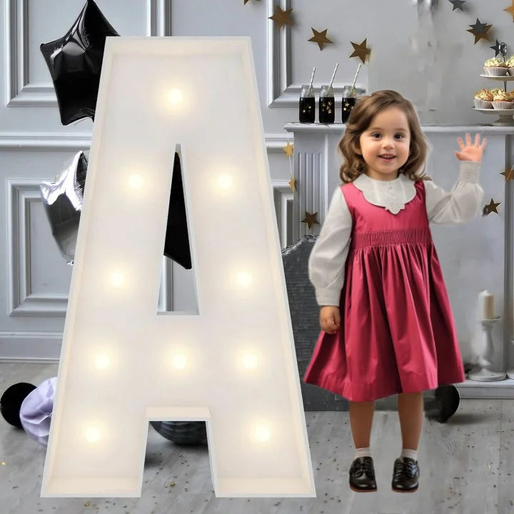 Lettre marquee 120 cm – la lettre A allumée à côté d'une petite fille
