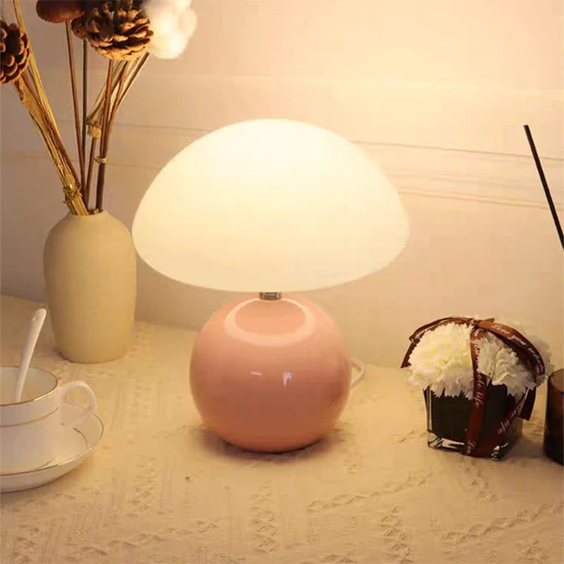 Lampe champignon en céramique – lampe à pied rose près d'un vase