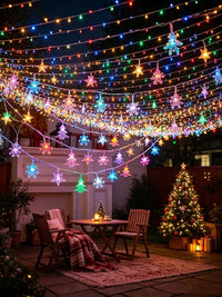 Guirlande lumineuse extérieur Noël à motifs – terrasse décorée de rideaux de lumière de la guirlande