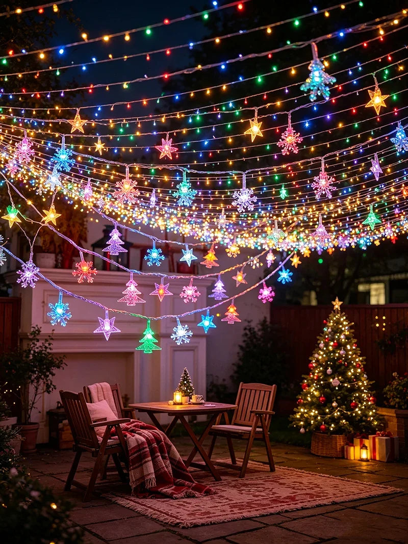 Guirlande lumineuse extérieur Noël à motifs – terrasse décorée de rideaux de lumière de la guirlande