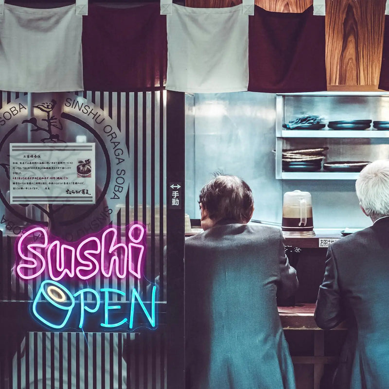 Enseigne néon Sushi OPEN – ambiance au comptoir d'un restaurant japonais