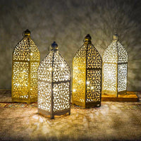 Lanterne marocaine – lanternes blanches et dorées allumées en groupe