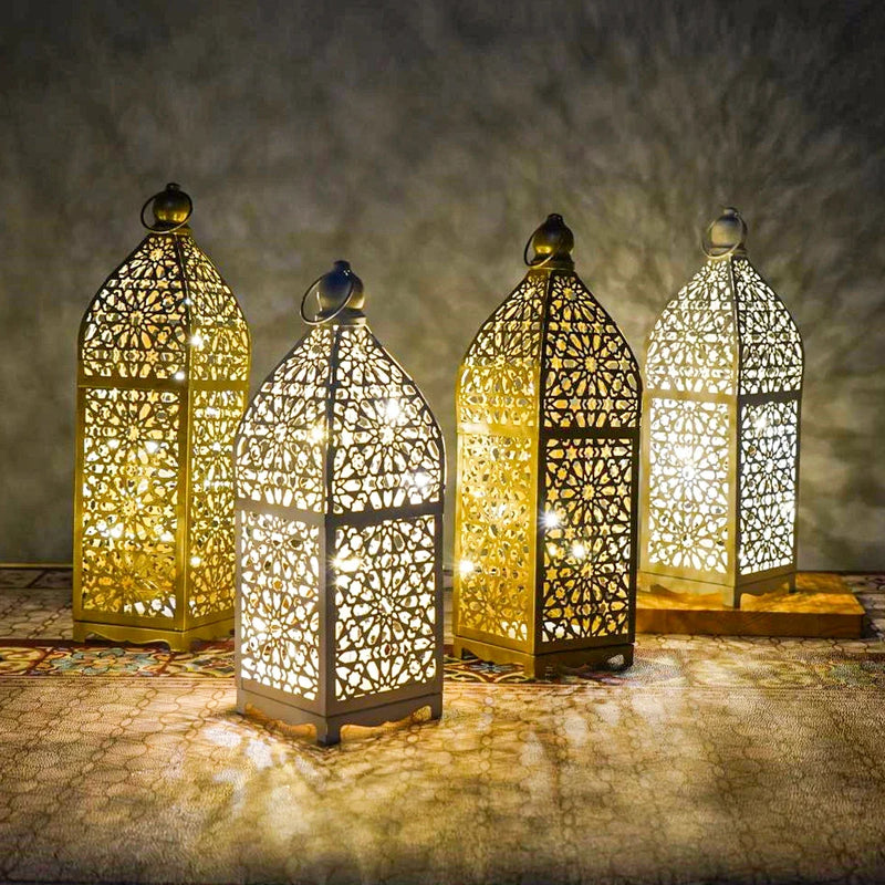 Lanterne marocaine – lanternes blanches et dorées allumées en groupe