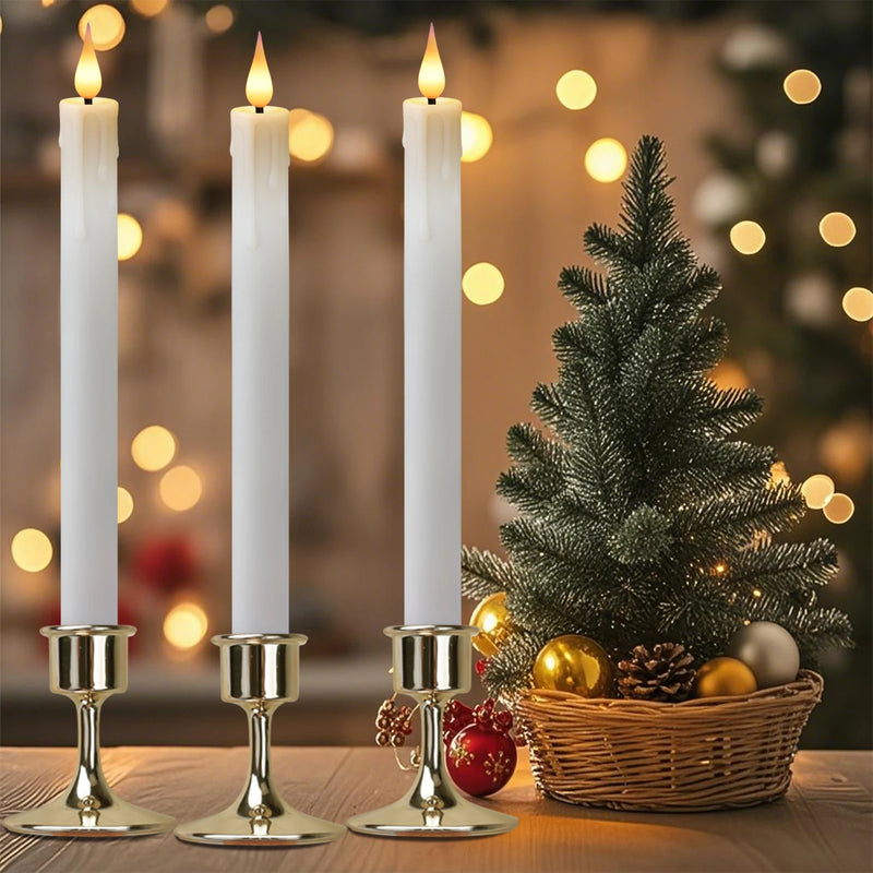 Bougies LED coniques – bougies sur chandeliers dorés devant un sapin de Noël
