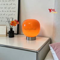 Lampe de table en verre à 3 teintes – lampe orange sur une table de chevet blanche