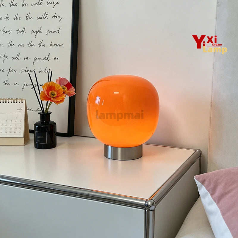 Lampe de table en verre à 3 teintes – lampe orange sur une table de chevet blanche