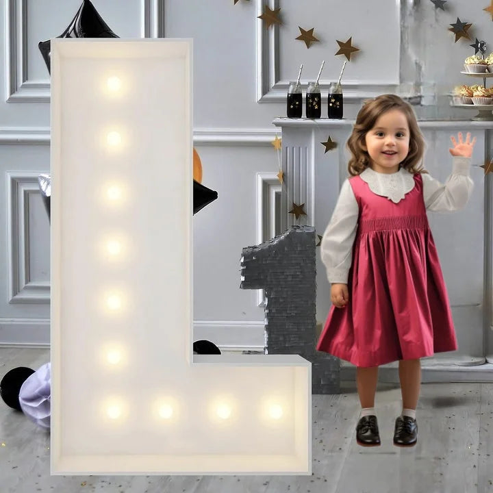 Lettre marquee 120 cm – la lettre L allumée à côté d'une petite fille