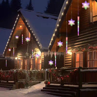 Rideau lumineux flocons et glaçons de Noël – rideau lumineux sur un chalet enneigé