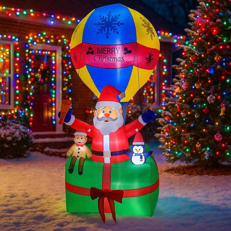 Père Noël gonflable en montgolfière – vue de face devant une maison décorée de lumières