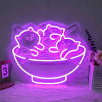 Néon chats et ramen – coloris violet allumé sur un tapis blanc