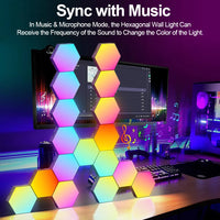 Appliques hexagonales LED RGB – panneaux synchronisés à la musique derrière un bureau de jeu