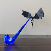Dragon cracheur de feu – dragon et flamme bleue sur une table