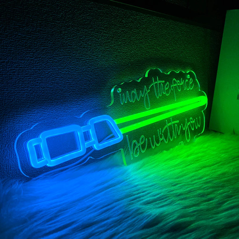 Néon sabre laser – enseigne allumée sur un mur sombre, vue en biais