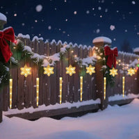 Rideau lumineux flocons et glaçons de Noël – rideau lumineux sur une clôture enneigée