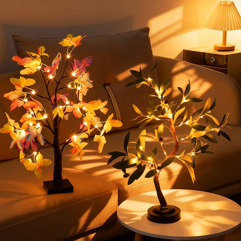 Arbre lumineux bonsaï – papillons et olivier allumés près d'un canapé