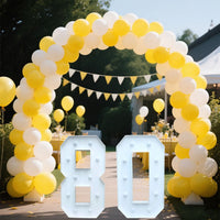Chiffre marquee 73 cm – nombre 80 devant une arche de ballons