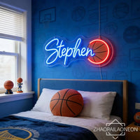 Néon prénom personnalisé avec ballon de sport – prénom bleu avec ballon de basket dans une chambre d'enfant