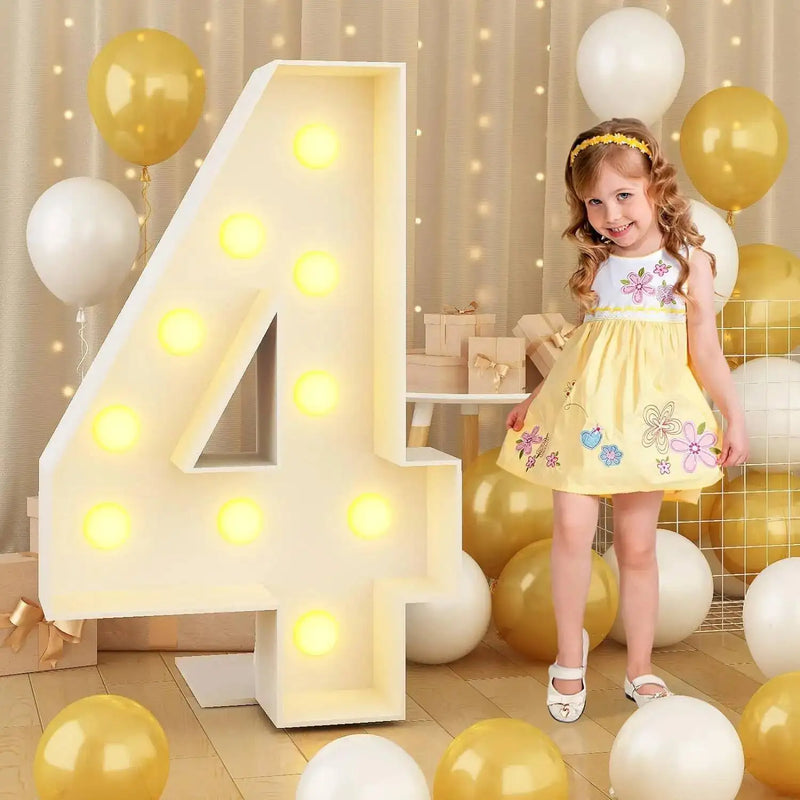 Chiffre lumineux géant – chiffre 4 allumé à côté d'une petite fille