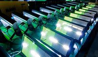 Stroboscope LED 200 W – flashs blancs sur zones vertes et jaunes