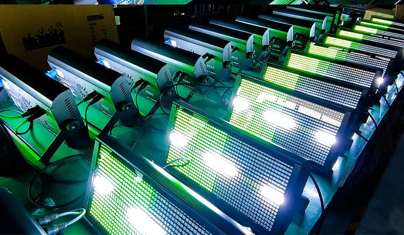 Stroboscope LED 200 W – flashs blancs sur zones vertes et jaunes
