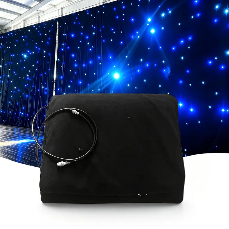 Rideau ciel étoilé LED – rideau plié avec son câble devant un mur étoilé