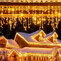 Guirlande stalactite LED – maison enneigée décorée de stalactites lumineuses blanc chaud