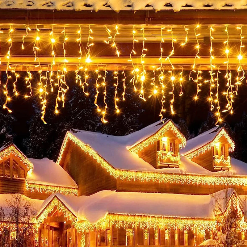 Guirlande stalactite LED – maison enneigée décorée de stalactites lumineuses blanc chaud