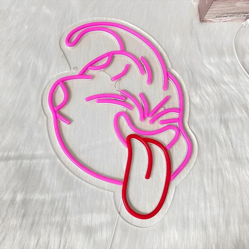 Néon LED mural tête rose à langue rouge – plaque acrylique transparente et tube coloré sur fond clair
