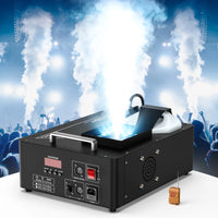 Machines à fumée verticales – colonnes de brume devant le public d'un concert