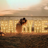 Lettre marquee 120 cm – mot MARRY ME allumé sur une plage au coucher du soleil