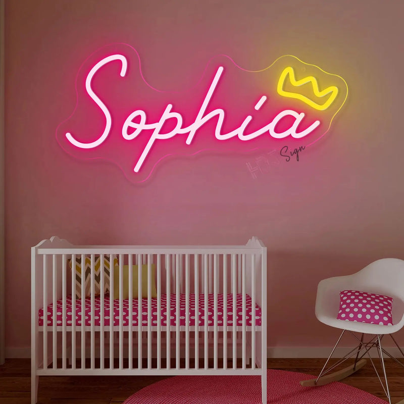 Néon prénom personnalisé cœur ou couronne – prénom rose avec une couronne jaune au-dessus d'un lit de bébé