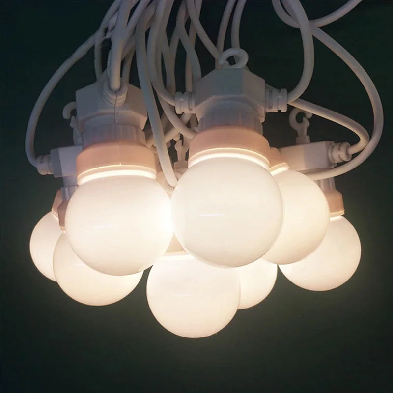 Guirlande guinguette G50 LED extérieur connectable – ampoules blanc chaud en grappe allumées