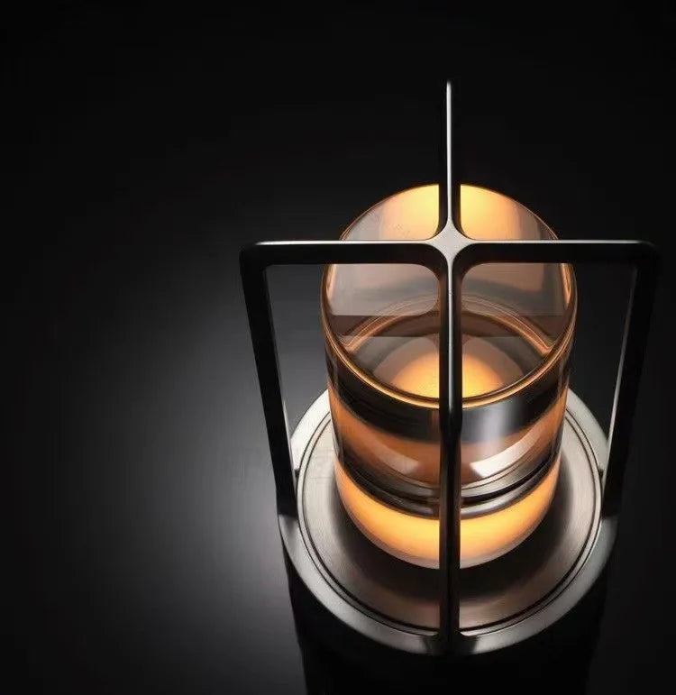 Lampe de table sans fil lanterne en aluminium – gros plan sur le verre cylindrique et la lumière chaude