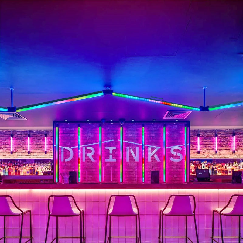 Barres LED pixel RGB 100 cm – installation dans un bar, barres pixel au plafond et en colonnes