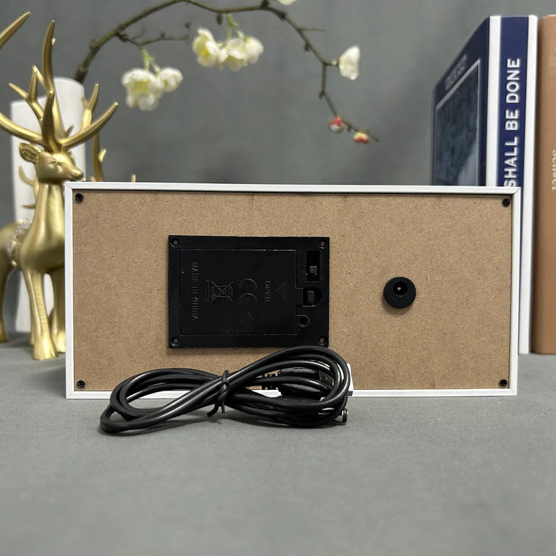 Cadre lumineux Attaque des Titans – dos du cadre : compartiment à piles et câble USB