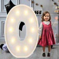 Lettre marquee 120 cm – la lettre O allumée à côté d'une petite fille
