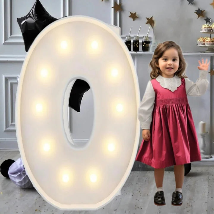 Lettre marquee 120 cm – la lettre O allumée à côté d'une petite fille