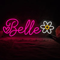 Néon personnalisé LED – exemple de prénom en écriture cursive rose avec une fleur