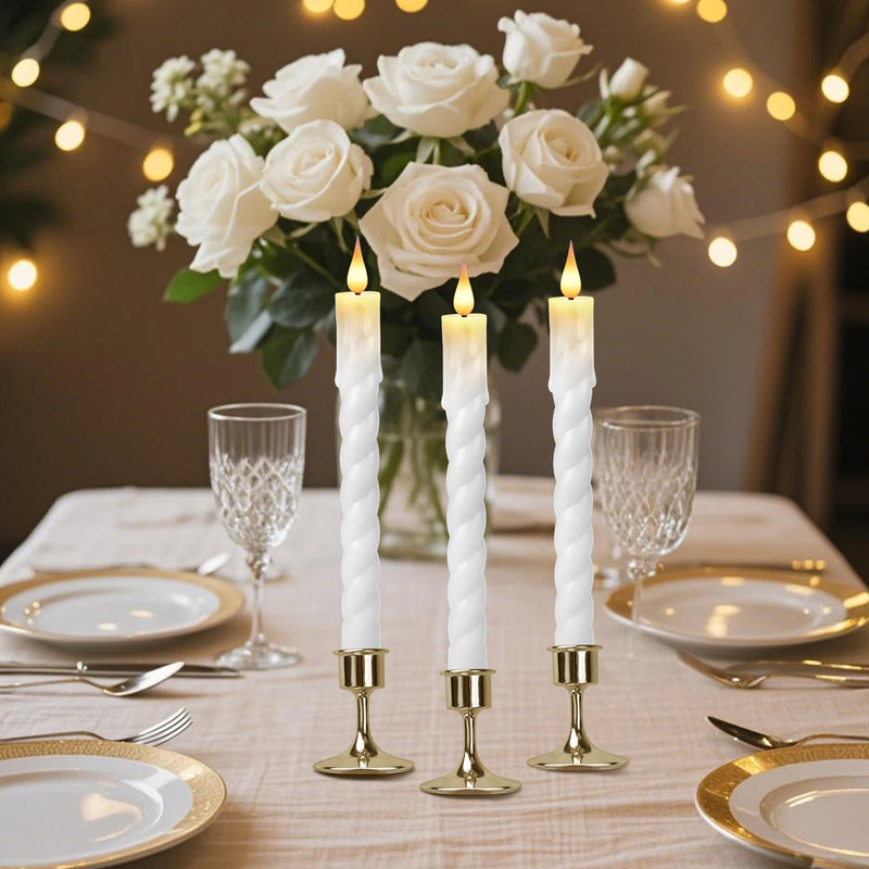 Bougies LED coniques – bougies torsadées blanches sur chandeliers dorés et roses