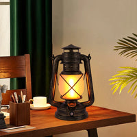 Lanterne LED rétro rechargeable – lanterne bronze allumée sur un bureau